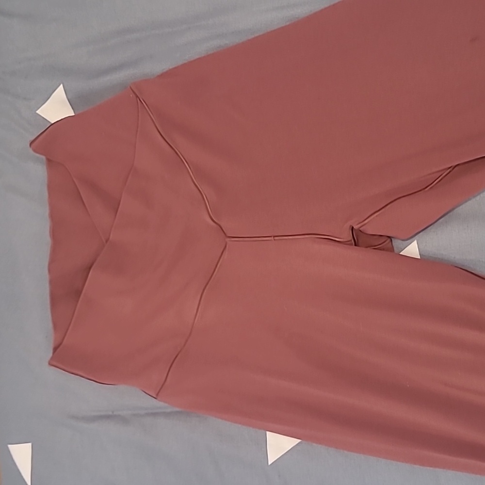 Aerie Real Me 7/8 High Rise leggings (not sold anymore) in burgundy.